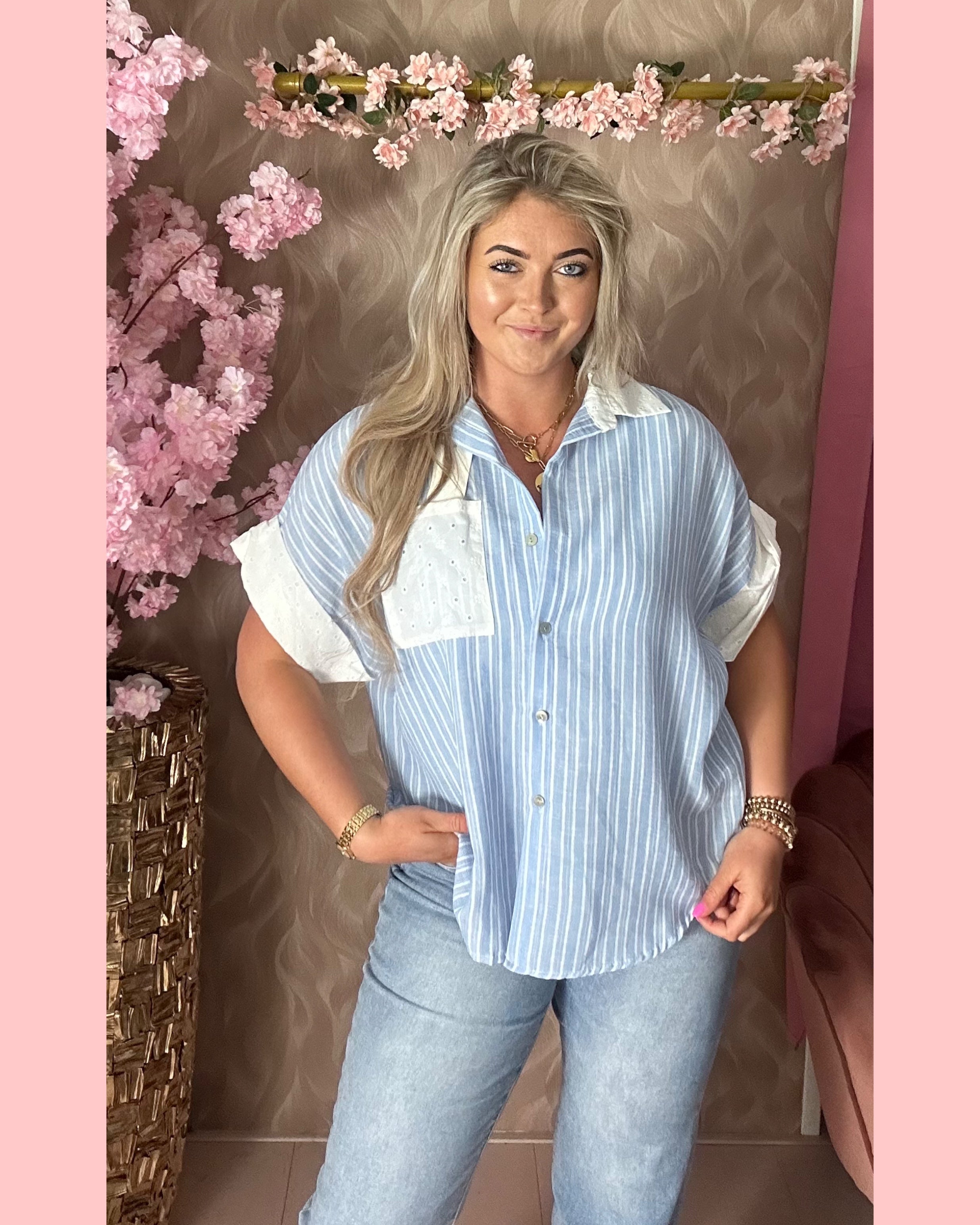 STREEP-BRODERIE BLOUSE BLAUW 🩵 𝐀𝐀𝐍𝐁𝐈𝐄𝐃𝐈𝐍𝐆