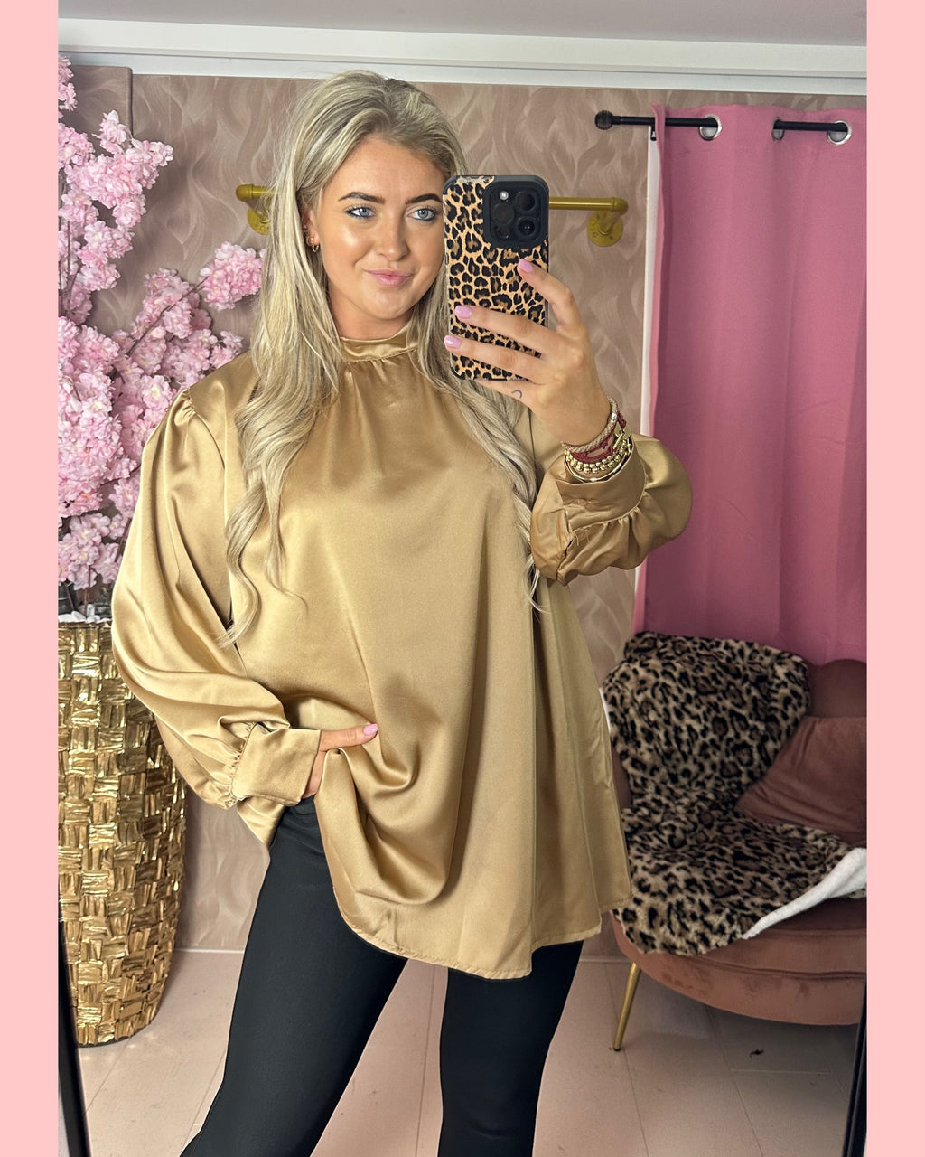 SATIN BLOUSE OPSTAAND KRAAGJE GOUD 💛✨ AANBIEDING