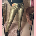 LEATHER LOOK BROEK MET KNOOP DETAIL GOUD AANBIEDING