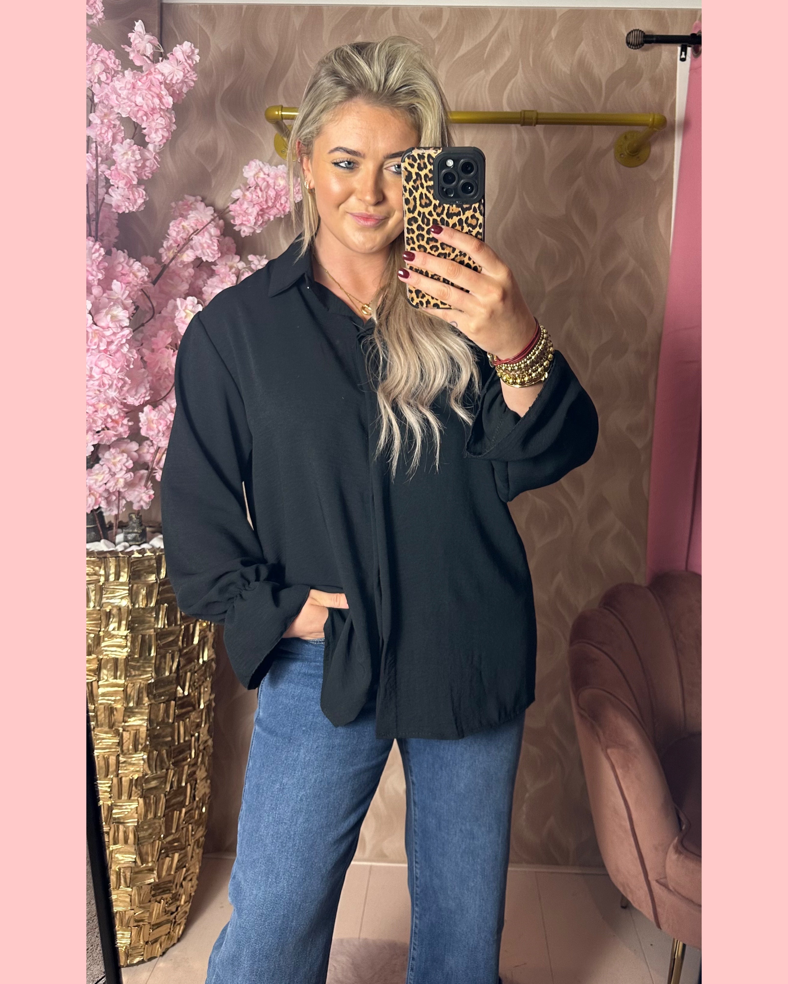 BASIC • NOT SO BASIC BLOUSE ZWART 𝐀𝐀𝐍𝐁𝐈𝐄𝐃𝐈𝐍𝐆