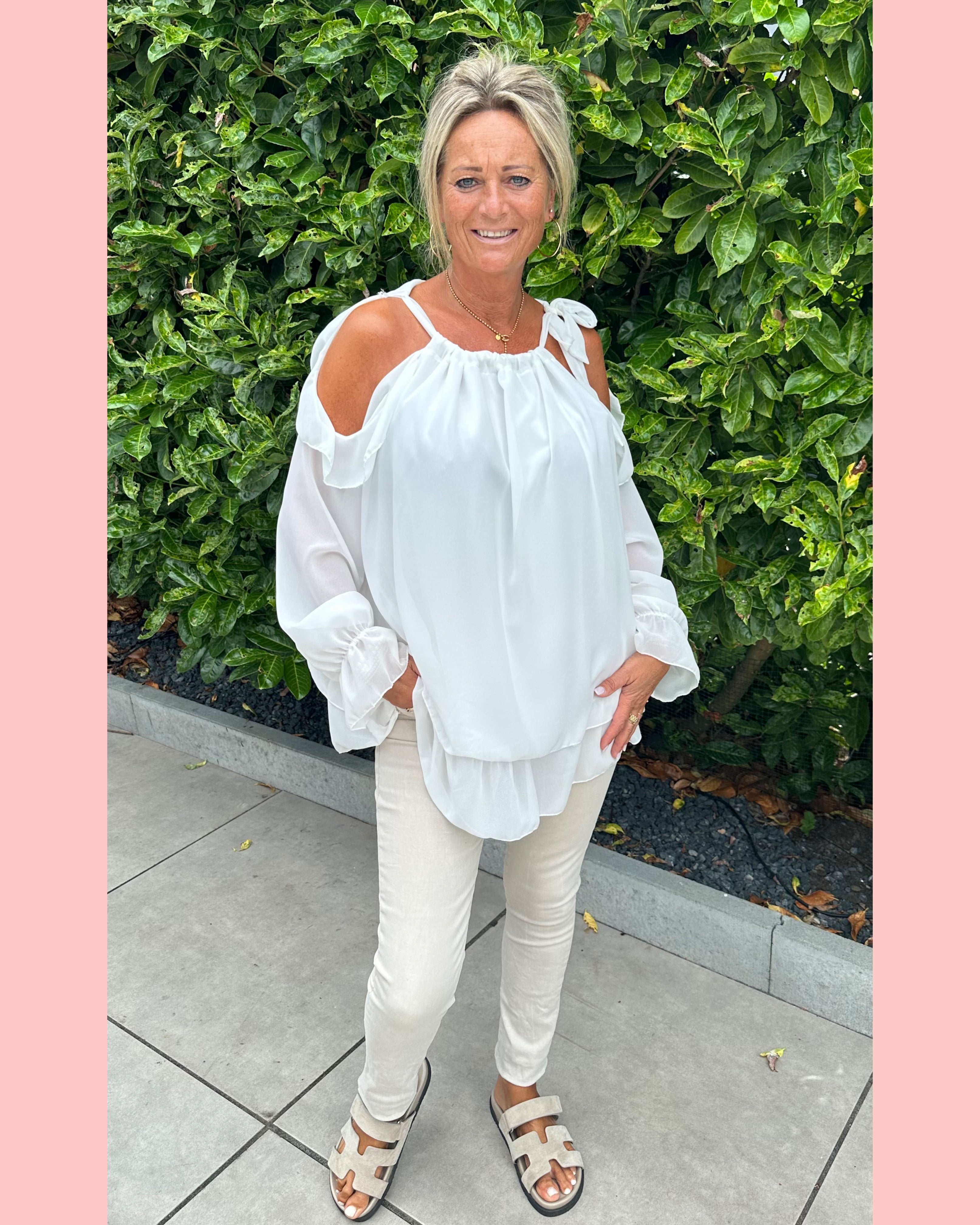 OPEN SCHOUDER ROESEL BLOUSE OFF WHITE 🤍 𝐀𝐀𝐍𝐁𝐈𝐄𝐃𝐈𝐍𝐆