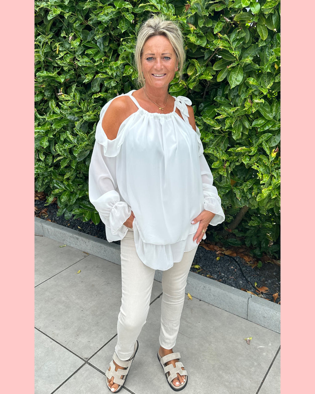 OPEN SCHOUDER ROESEL BLOUSE OFF WHITE 🤍 𝐀𝐀𝐍𝐁𝐈𝐄𝐃𝐈𝐍𝐆