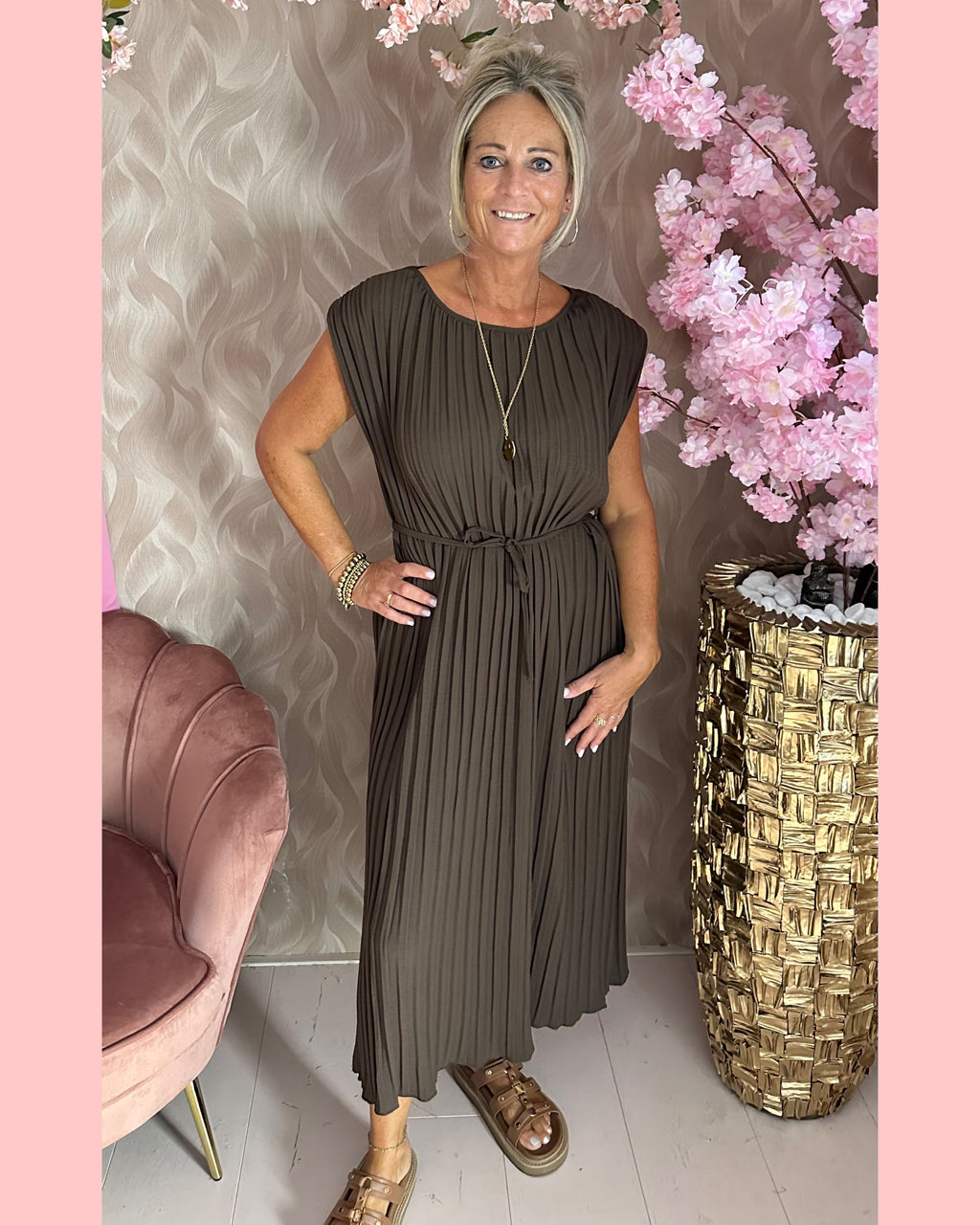 PLISSE DRESS 🤎 BRUIN 🤎 𝐀𝐀𝐍𝐁𝐈𝐄𝐃𝐈𝐍𝐆