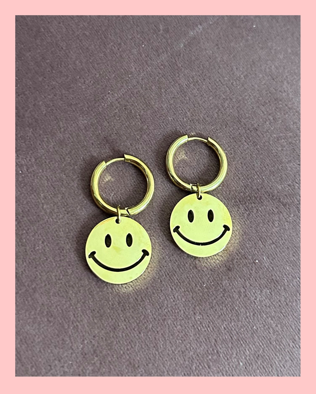 𝑯𝑨𝑵𝑫𝑴𝑨𝑫𝑬 •• SMILEY OORBELLEN •• GOUD