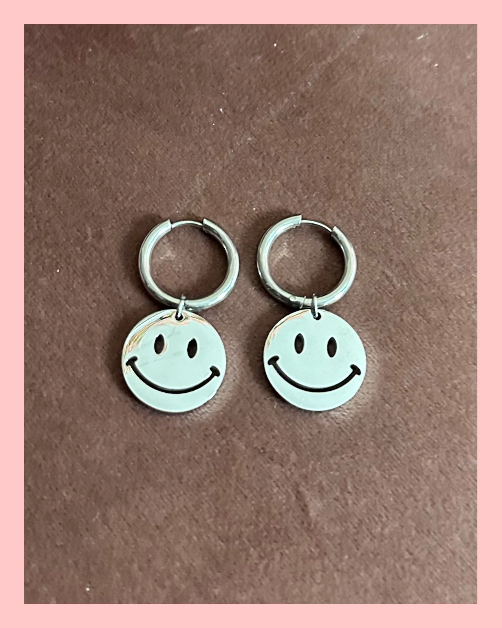 𝑯𝑨𝑵𝑫𝑴𝑨𝑫𝑬 •• SMILEY OORBELLEN •• ZILVER