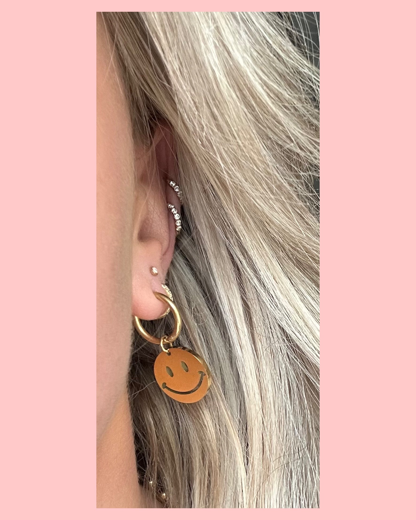 𝑯𝑨𝑵𝑫𝑴𝑨𝑫𝑬 •• SMILEY OORBELLEN •• GOUD
