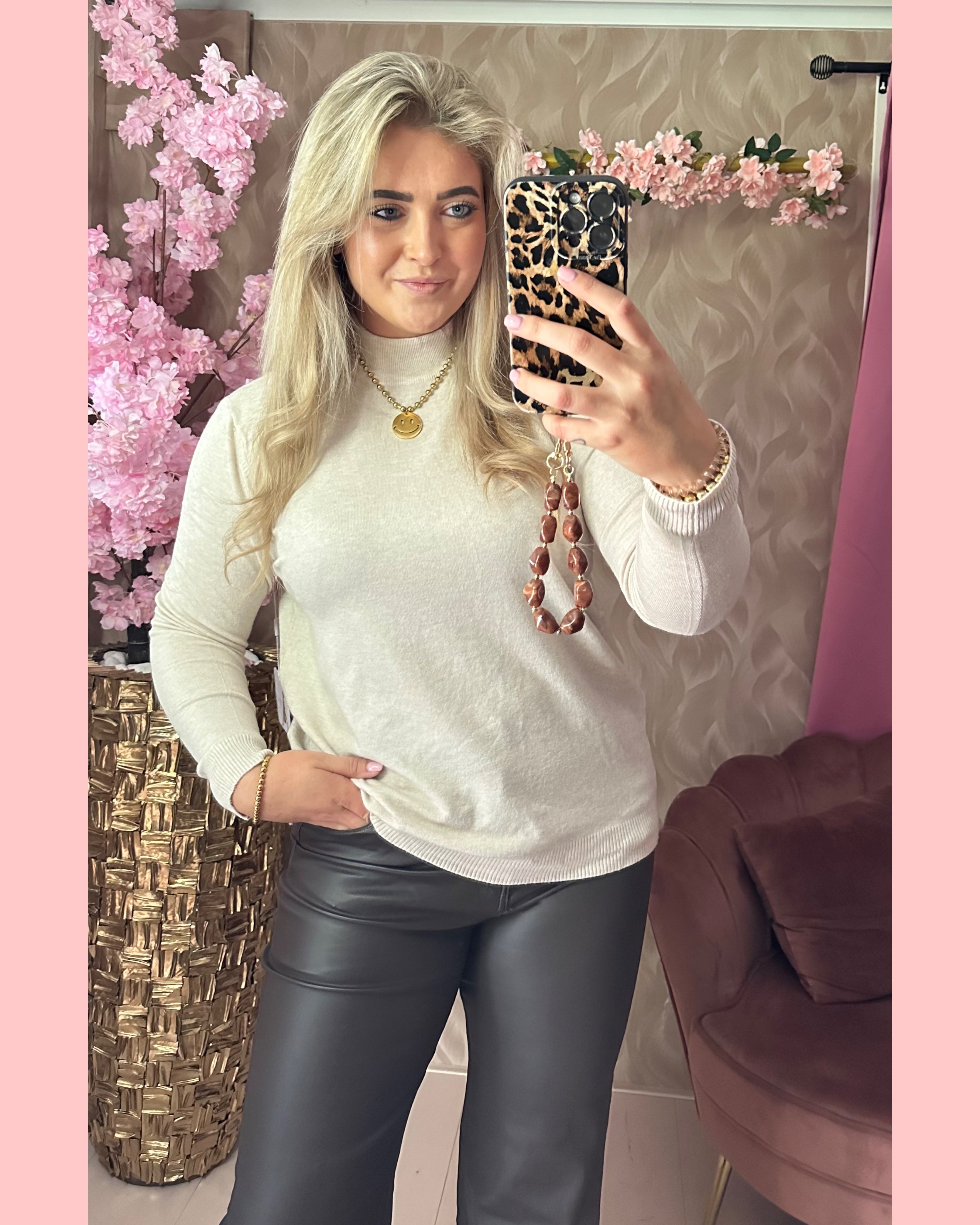 TURTLE NECK BEIGE • 𝐆𝐑𝐎𝐓𝐄 𝐌𝐀𝐀𝐓 •