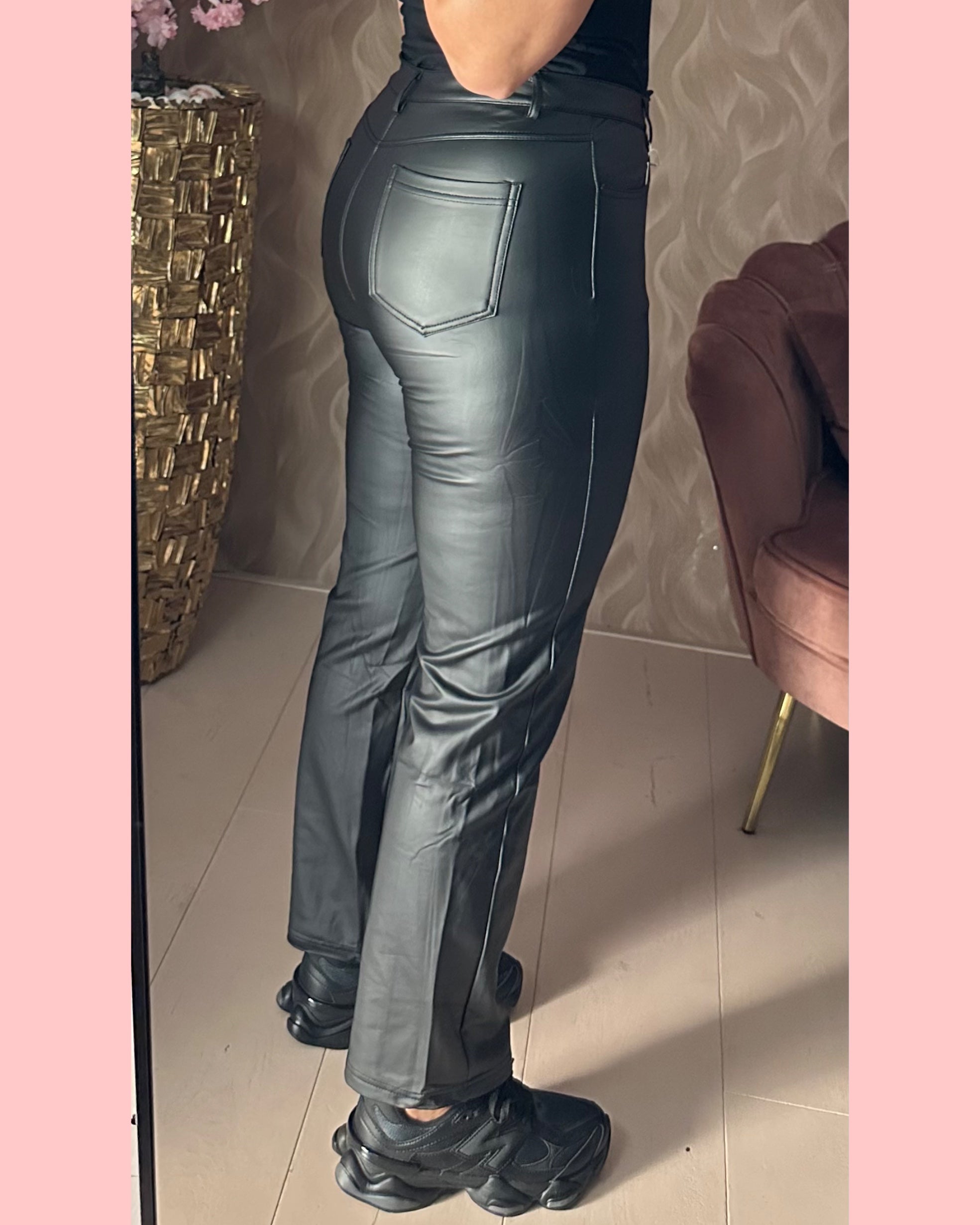 LEATHER LOOK STRAIGHT LEG BLACK •• A319 •• AANBIEDING